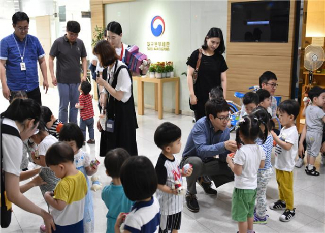 대구본부세관은 유연근무제 활용, 직원심리검진 등을 통해 여성과 가족을 배려하는 직장을 만들어가고 있다. 사진은 직원자녀들의 직장방문행사 모습. 대구본부세관 제공
