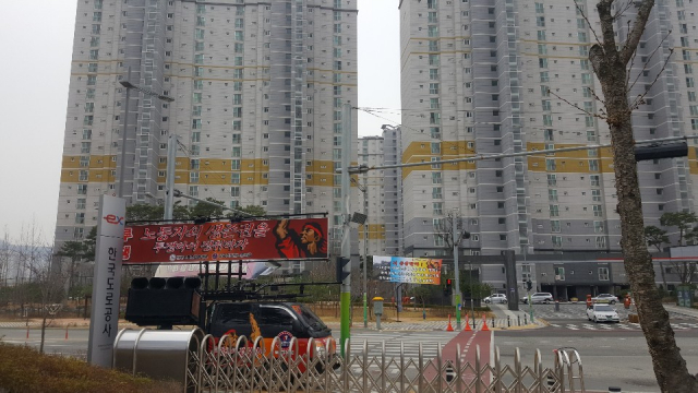 한국도로공사 앞에 주차된 건설노조 시위차량. 시위자들이 틀어놓은 확성기로 인해 4차선 도로 건너편에 있는 아파트 주민들이 밤잠을 설치는 등 큰 불편을 겪었다. 신현일 기자