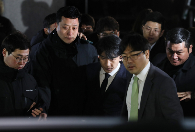 성접대 의혹을 받는 빅뱅 멤버 승리(본명 이승현)가 피의자 신분으로 조사를 받기 위해 14일 오후 서울지방경찰청으로 출석하고 있다. 연합뉴스