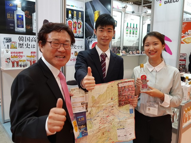 최근 일본 치바에서 열린 국제식품음료전시회(FOODEX JAPAN 2019)에 영남대학교 GTEP사업단이 대구 소재 기업 수성고량주와 함께 참가해 바이어 상담 등 수출 활동 지원을 펼쳤다. 영남대 제공