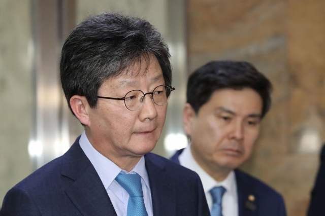 바른미래당 유승민 의원이 20일 오전 국회에서 열린 선거제·개혁법안 패스트트랙 추진 관련 긴급 의원총회에 참석한 후 의총장을 나오며 기자들의 질문을 받고 있다. 연합뉴스