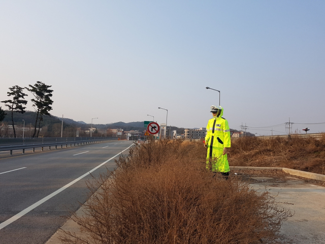 지난 20일 상주지역 도로에 진짜 경찰관과 구별하기 어려운 마네킹 경찰관이 곳곳에 등장해 운전자들의 눈길을 끌고 있다. 상주경찰서 제공