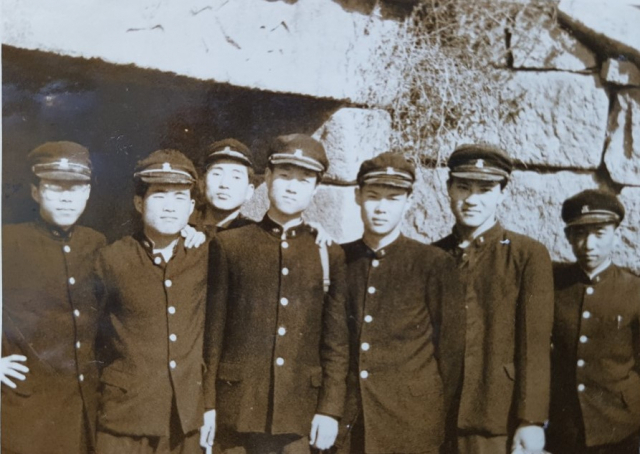 경주 석빙고 앞에서 찍은 임일환 씨의 1952년 수학여행 사진