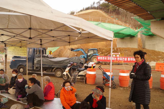 부산지방국토관리청이 시행하고 있는 구미시 국도대체우회도로 공사현장에서 비산먼지가 발생해 인근 주민들이 고통을 호소하고 있다. 이들은 