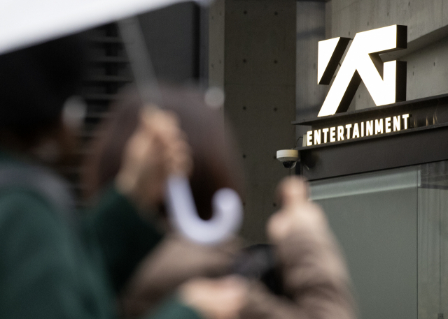 과세당국이 YG엔터테인먼트를 상대로 전격 세무조사에 착수한 것으로 알려졌다. 20일 관련 업계에 따르면 국세청은 이날 서울 마포구 합정동 YG엔터테인먼트 사옥에 조사관을 보내 세무 관련 서류를 확보했다. 사진은 이날 오후 YG엔터테인먼트 사옥 모습. 연합뉴스
