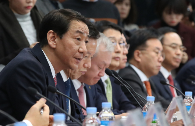 권용원 한국금융투자협회장이 15일 오전 서울 여의도 금융투자협회에서 열린 더불어민주당과의 간담회에서 자본시장 현안과 관련해 금투업계 의견을 밝히고 있다. 증권사 ·자산운용사 사장단이 참석한 이날 간담회에서는 당정이 내놓은 