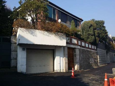 미납 추징금 환수를 위해 공매에 부쳐진 전두환 전 대통령의 서울 서대문구 연희동 자택. 지난 18일부터 20일까지 진행된 6차 공매에서 51억3천700만원에 낙찰되었다고 한국 자산관리 공사(캠코)가 21일 밝혔다. 연합뉴스