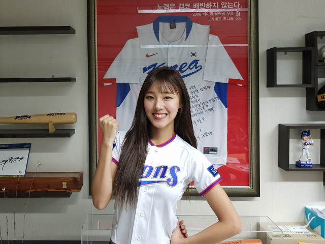 삼성 라이온즈 치어리더팀 블루팅커스의 이수진(26) 씨는 시즌 개막을 코앞에 두고 가요 댄스곡인 ITZY의 