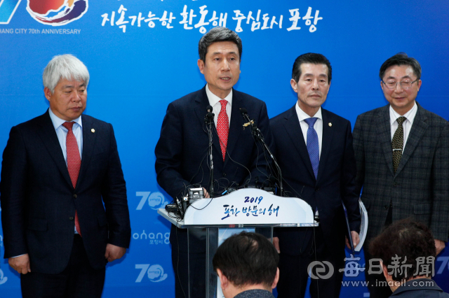 21일 포항시청에서 이강덕(왼쪽에서 두번째) 포항시장이 포항지진정부조사단 결과 발표에 대한 입장을 밝히고 있다. 우태욱 기자 woo@imaeil.com