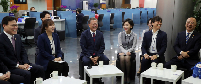 문재인 대통령이 21일 오전 을지로 기업은행 본점에서 기업 대출·여신 심사 담당 직원들과 대화하고 있다. 맨 양쪽 좌우 끝은 최종구 금융위원장과 홍남기 경제부총리. 이후 문 대통령은 