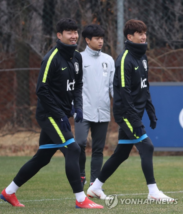 볼리비아와의 평가전을 하루 앞둔 21일 오후 경기도 파주시 축구대표팀트레이닝센터(NFC)에서 열린 남자 축구 A대표팀 훈련에서 손흥민과 이청용이 몸을 풀고 있다. 연합뉴스○