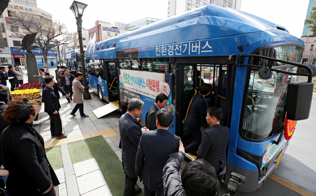 21일 오전 대구시청에서 열린 전기시내버스 시험운행 탑승행사에서 대구시·대구시의회·버스업체 관계자들 전기버스에 탑승하고 있다. 대기오염물질의 배출이 전혀 없는 전기 시내버스는 오는 25일부터 첫 운행에 들어간다. 김영진 기자 kyjmaeil@imaeil.com
