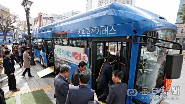 21일 오전 대구시청에서 열린 전기시내버스 시험운행 탑승행사에서 대구시·대구시의회·버스업체 관계자들 전기버스에 탑승하고 있다. 김영진 기자 kyjmaeil@imaeil.com