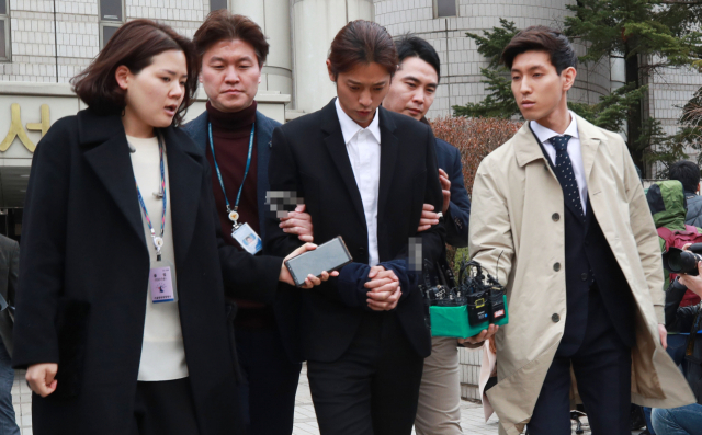 성관계 동영상을 불법적으로 촬영·유통한 혐의를 받는 가수 정준영이 21일 서울중앙지법에서 열린 구속 전 피의자 심문(영장실질심사)을 마치고 법정 밖으로 나서고 있다. 정준영의 구속여부는 이날 저녁께 나올 것으로 보인다. 연합뉴스