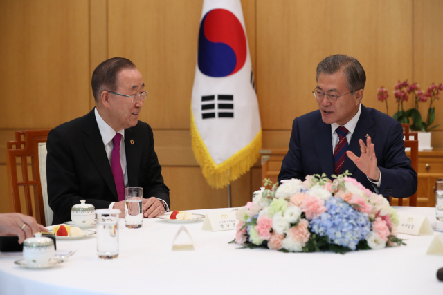 문재인 대통령과 반기문 전 유엔 사무총장이 21일 오후 청와대에서 미세먼지 대책 등을 논의하기 위해 만나고 있다. 연합뉴스