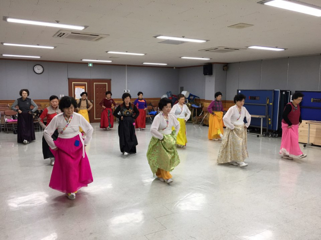김천시노인복지관이 보건복지부 평가에서 대구·경북 노인복지관 중 유일하게 전영역 A 등급을 받아 최우수 시설로 인정받았다. 사진은 김천시노인복지관 한국무용 프로그램 수업. 김천시노인복지관 제공