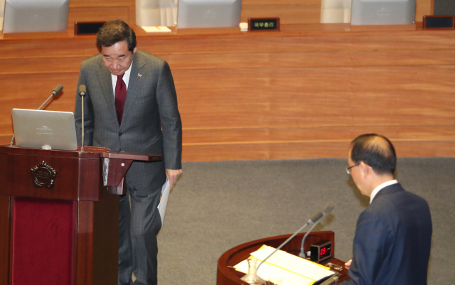 이낙연 국무총리가 21일 오후 국회 본회의장에서 열린 경제 분야 대정부질문에 앞서 인사하고 있다. 연합뉴스
