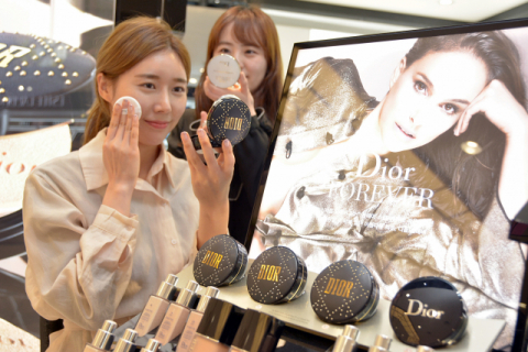 대구백화점 프라자점 1층 디올(Dior)에서는 패키지에 스터드 장식이 들어간 신상품을 출시했다. 