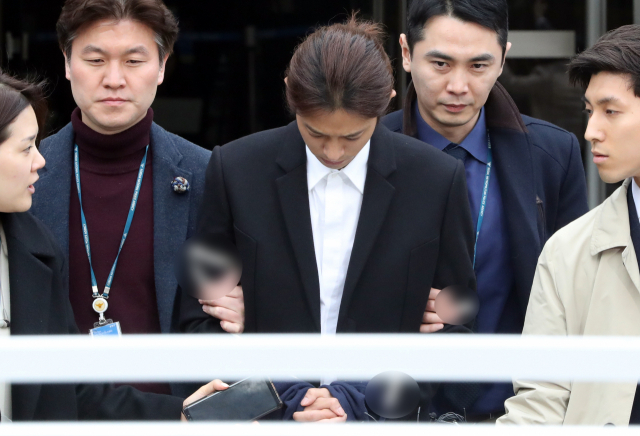 성관계 동영상을 불법적으로 촬영·유통한 혐의를 받는 가수 정준영이 21일 서울중앙지법에서 열린 구속 전 피의자 심문(영장실질심사)을 마치고 법원을 나서고 있다. 연합뉴스