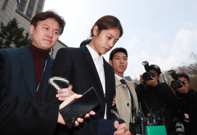 2019년 3월 가수 정준영이 서울중앙지법에서 열린 구속 전 피의자 심문(영장실질심사)을 마치고 법정 밖으로 나서고 있다. 연합뉴스