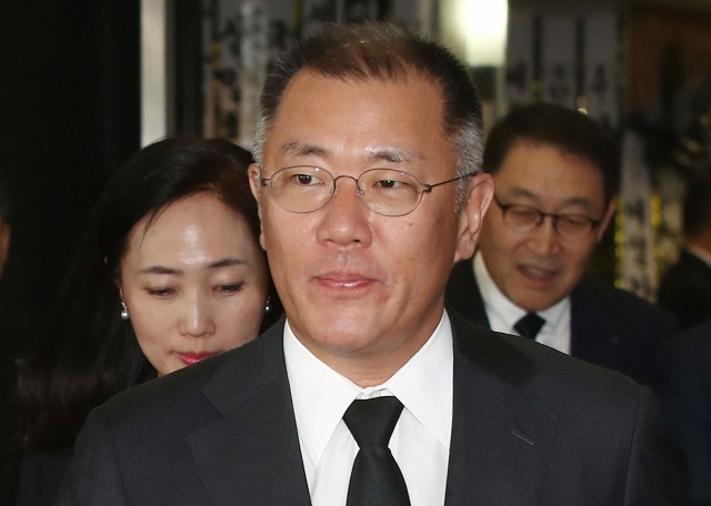 정의선 현대차그룹 수석부회장이 6일 오후 서울 종로구 서울대병원 장례식장에서 고 박용곤 두산그룹 명예회장의 조문을 마친 뒤 빈소를 나서고 있다. 연합뉴스