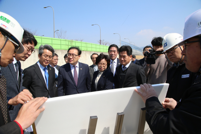 대구시의회 건설교통위원회 위원들은 22일 동구 안심뉴타운 개발사업 현장을 찾아 사업현황을 보고 받고 차질없는 추진을 당부했다. 대구시의회 제공