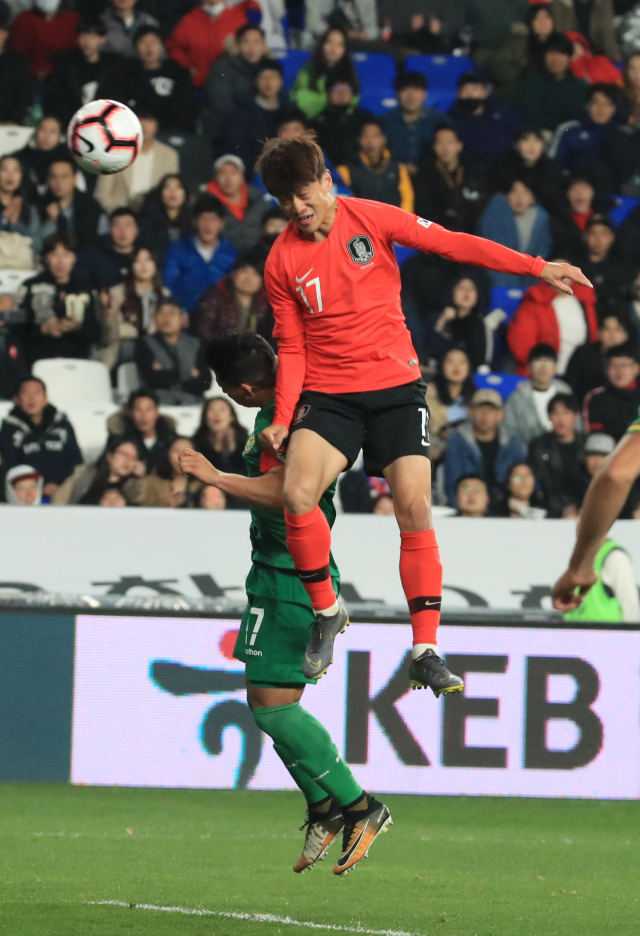 22일 오후 울산 문수축구경기장에서 열린 대한민국 남자 축구대표팀과 볼리비아의 평가전. 이청용이 헤딩골을 넣고 있다. 연합뉴스