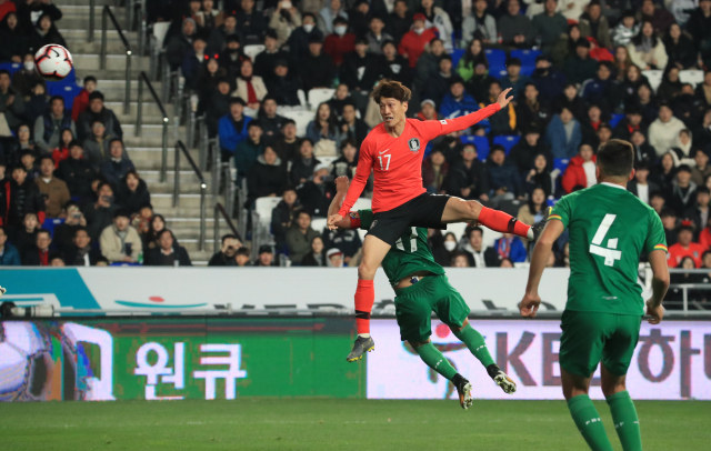 22일 오후 울산 문수축구경기장에서 열린 대한민국 남자 축구대표팀과 볼리비아의 평가전. 이청용이 헤딩골을 넣고 있다. 연합뉴스
