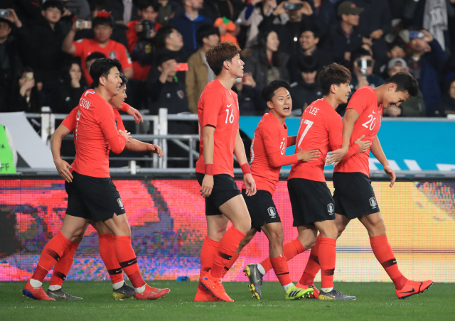 22일 오후 울산 문수축구경기장에서 열린 대한민국 남자 축구대표팀과 볼리비아의 평가전. 이청용이 헤딩골을 넣은 뒤 동료들과 기뻐하고 있다. 연합뉴스