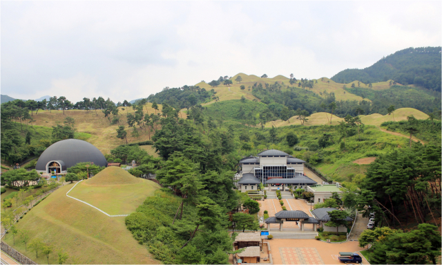 고령 지산동고분군을 비롯한 7개 가야고분군이 세계유산등재 후보에 선정됐다. 사진은 지산동고분군과 왕릉전시관 대가야박물관 전경. 고령군 제공.