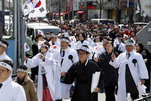 상주항일독립만세운동 100주년 기념행사 중 시가행진 모습. 상주시민들이 태극기와 1919년 당시 의상을 차려입고 시내를 통과하고 있다. 상주시 제공