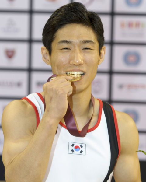 23일 카타르 도하에서 끝난 FIG 월드컵에서 우승한 양학선이 금메달을 깨물어보고 있다. 신화통신연합뉴스