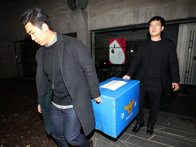 이부진 호텔신라 사장의 프로포폴 상습 투약 의혹을 수사하는 경찰 관계자들이 이 사장이 이용한 서울 강남구 청담동 H성형외과를 압수수색하고 24일 오전 압수품을 들고나오고 있다. 연합뉴스