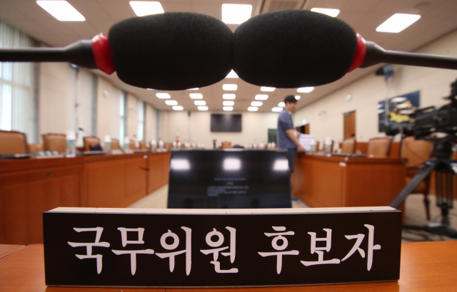 최정호 국토교통부 장관 후보자에 대한 인사청문회를 하루 앞둔 24일 오후 국회 국토교통위 회의실에서 관계자가 청문회 준비를 하고 있다. 연합뉴스
