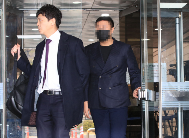 버닝썬 직원이자 아오리 라멘 점주 김 모 씨가 21일 오전 서울중앙지법에 열린 구속 전 피의자 심문(영장실질심사)에 출석하고 있다. 연합뉴스