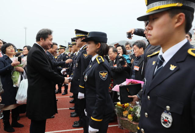 이낙연 국무총리가 12일 오후 충남 아산 경찰대학에서 열린 2019년 경찰대학생·간부후보생 합동 임용식을 마친 뒤 임용자들과 악수하며 격려하고 있다. 연합뉴스