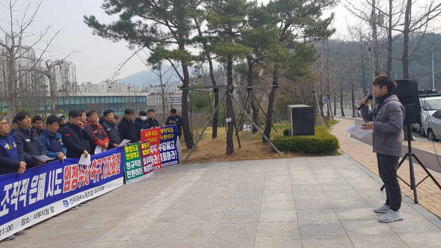 민주노총 전국금속조노 대구지부는 25일 대구 한 와이퍼 제조업체가 불법 파견업체를 운영하고 비정규직 근로자들 부당해고 했다며 대구고용노동청 서부지청에 엄정 수사를 촉구했다. 채원영 기자.