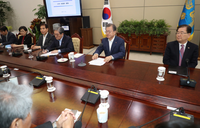 문재인 대통령이 25일 오후 청와대에서 열린 수석보좌관 회의에서 발언하고 있다. 연합뉴스