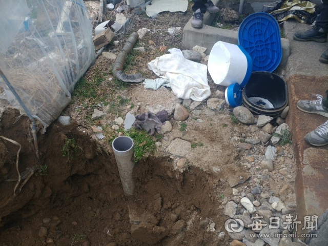 수돗물을 몰래 사용하기 위해 수도 계량기 연결 부위 직전에 불법으로 관을 설치한 모습. 마경대 기자