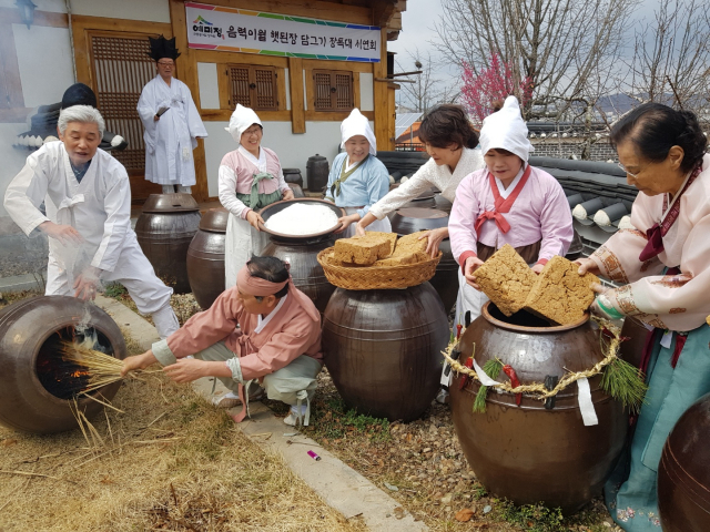 짚불로 장독을 소독하고 5년 동안 간수를 뺀 천일염으로 간을 맞추는 안동지방 전통 된장 담그기 시연회가 25일 예미정 안동종가음식체험관에서 열렸다. 예미정 제공