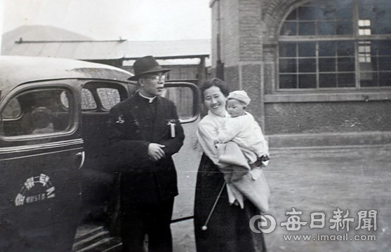 1956년 4월 1일 김천성당에서 찍힌 고 김수환 스테파노 추기경의 모습.