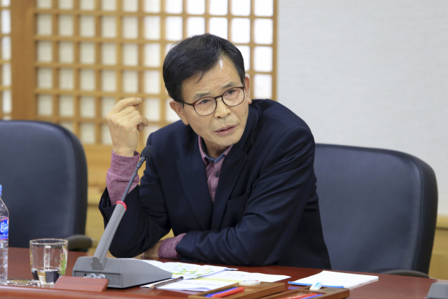 김택호 구미시의원이 무을 돌배나무 특화 숲 조성사업에 대해 집행부에 질의하고 있다. 구미시의회 제공