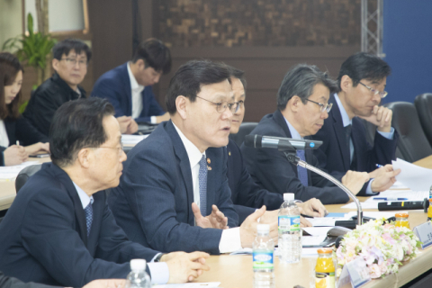 최종구 금융위원장과 윤대희 신용보증기금 이사장 등은 25일 경산의 자동차 부품업체인 일지테크를 찾아 업계 애로사항을 들었다. 신용보증기금 제공