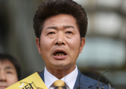 4·3 보궐선거 창원성산 민주·정의당 단일후보로 결정된 정의당 여영국 후보가 25일 경남 창원시 성산구 반송시장에서 소감을 말하고 있다. 연합뉴스
