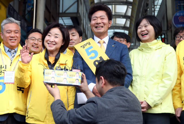 4·3 보궐선거 창원성산 민주·정의당 단일후보로 정의당 여영국 후보(가운데)가 결정된 25일 같은 당 심상정 의원이 경남 창원시 성산구 반송시장에서 인터뷰 중 활짝 웃고 있다. 오른쪽부터 이정미 대표, 여 후보, 심상정 전 대표. 연합뉴스