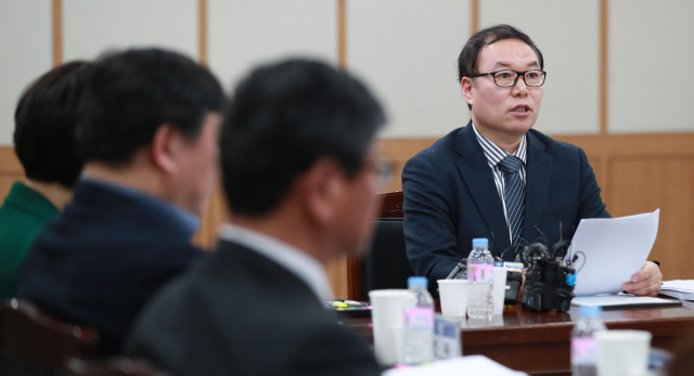 정한중 검찰 과거사위원회 위원장 대행이 25일 오후 정부과천청사 법무부 대회의실에서 김학의 전 차관 사건 관련 논의결과를 발표하고 있다. 연합뉴스