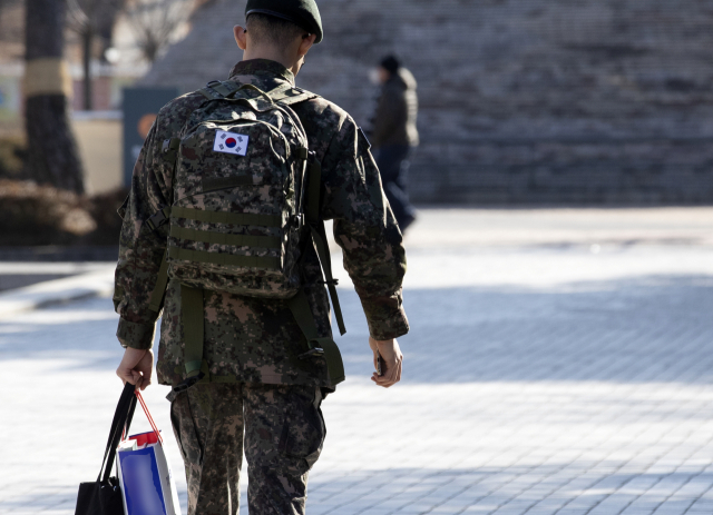 국방부가 27일 병사 휴대전화 사용과 평일 일과 후 외출, 외박지역 제한 폐지 등 병영문화 혁신과 관련한 정책 추진 방향을 결정했다고 밝혔다. 병사들의 평일 일과 이후 외출과 관련해서는 내년 2월부터 전면 확대 시행하기로 했다. 사진은 이날 오후 서울 용산구 전쟁기념관을 둘러보는 병사. 연합뉴스