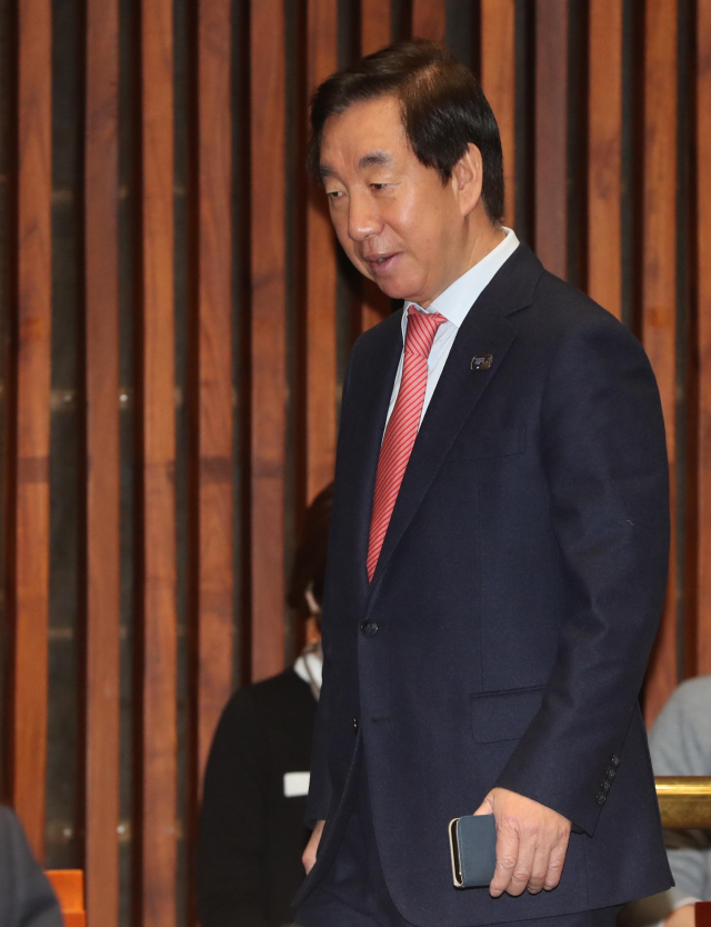 22일 오전 국회에서 열린 자유한국당 의원총회에서 김성태 의원이 회의장으로 들어오고 있다. 연합뉴스