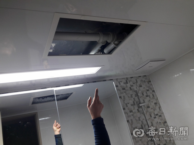 A건설이 영천에 분양한 B아파트가 부실 시공 및 늑장 하자보수로 말썽이다. 입주자가 욕실 환기구 마감재 부실시공을 가리키고 있다. 입주자 제공