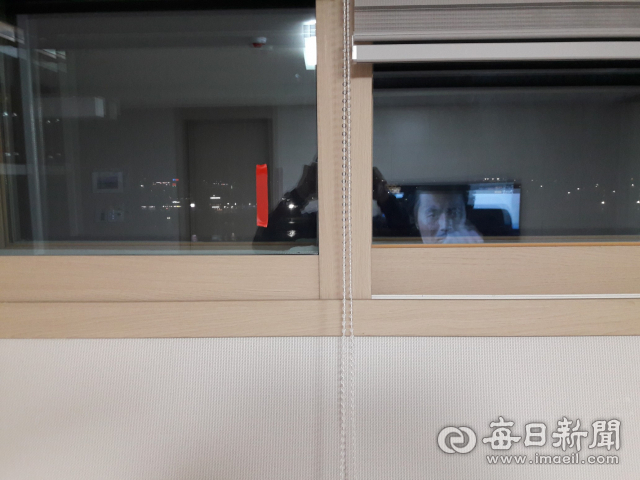 부실 시공 및 늑장 하자보수로 말썽을 빚고 있는 A건설의 B아파트 2차 단지 내 입주 가구 단열창문. 오른쪽은 실리콘 마감처리가 돼 있지만, 왼쪽에는 처리가 안 돼 있다. 입주자 제공